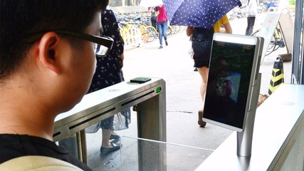 进校门要刷脸了 北大人脸识别系统开始运行背后的思辨